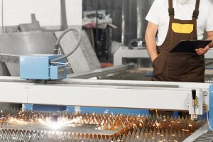 Jak automatyzacja produkcji może zwiększyć efektywność w użyciu wycinarek laserowych?