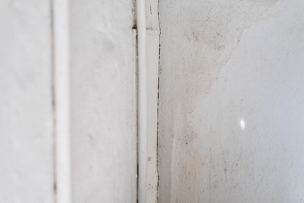 Jak skutecznie zabezpieczyć budynek przed wilgocią za pomocą iniekcji ciśnieniowej?